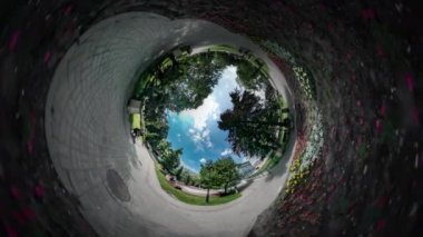 360vr Video insanlar baba ve kız çocuk kaldırımlar ağaçların arasında Şehir Parkı yürüyerek aile birlikte çiçek yatak yeşil taze ağaçlar Opole zaman harcamak