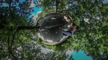 360vr Video aile Lama ayakta arkasında çit anne baba ve küçük kız mutlu insanlar harcamak zaman Hayvanat Bahçesi yeşil ağaçlar güneşli yaz günü içinde besleniyor