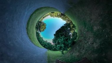 360vr Video Backpacker bir Bisiklet Park sokak yeşil ağaçlar çim güneşli gün günbatımı mavi gökyüzü tarafından Park bankında de yol uzak insanlar turist adam sürme alır