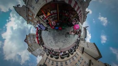 360vr Video kalabalık şehir gün Opole Meydanı baba ve kızı adil Kiosk çocuğa bir aileler çoğu yürüme yeteneğim geri kalan güneşli gün Vuildings seçmektir