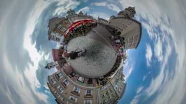 360vr Video insanlar kırmızı şemsiye aileler tarafından kaldırım taşları Vintage bina Mağazalar ve restoranlar güneşli gün yürüyüş yürüyüş şehir gün Opole Cafe