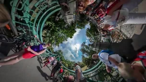 360Vr Vídeo Multidão Caminhando pela Ponte Opole Dia da Cidade Famílias Crianças Estão Caminhando Pelo Rio Descanse nas Árvores do Parque Verde Céu Azul Verão Dia ensolarado — Vídeo de Stock