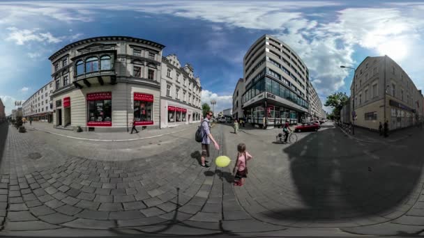 360vr Video táta Kid s balón města Opole den pěší chůzí Vintage náměstí obchody a restaurace rodiny o dlažební kameny letní slunečný den — Stock video