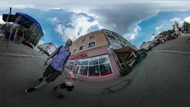 360vr Video kind en vader lopen stad dag Opole bij de Cafe buitenshuis stopt menigte wandelen door bestrating stenen Vintage gebouw viering zonnige zomerdag — Stockvideo