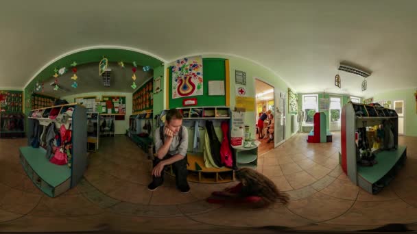 360vr Video Man med sin dotter i biblioteket ljushårig tjej att sätta på en skor leksaker finns överallt barnen har en rolig skrattande barn dag Opole — Stockvideo