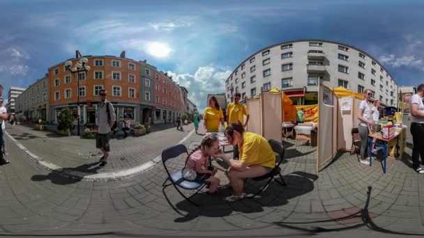 360vr Video staden dag Opole Aqua-Makeup kvinna applicerar det för Kid människor på en City Square pappa är väntar för flicka Vintage staden människor har en solig vilodag — Stockvideo