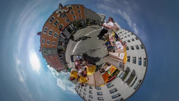 360vr Video eerlijke dag Opole Aqua-make-up kiosken vrouw geldt voor Kid stadsmensen op een stad plein Dad is Waiting voor meisje Cityscape mensen zonnige dag — Stockvideo