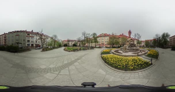 Menigte van mensen lopen door de bestrating van het Park Video 360 vr panoramisch uitzicht van Square Opole Polen oude stad plein bloem bedden Vintage gebouwen Memorial — Stockvideo
