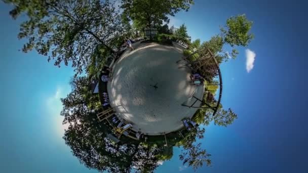 360Vr Video Kid on Swing Excursión al zoológico Opole Padre Niños Padres en el patio de recreo en el parque Padre tiene que sostener al niño Niños jugando a correr árboles verdes — Vídeos de Stock