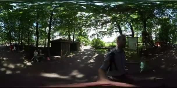 360vr wideo rodzina tata biorąc wideo wycieczka Zoo Opole dzieciak szedł mężczyzna w parku aleja ludzie siedzą spaceru mają odpoczynku dla dzieci na plac zabaw — Wideo stockowe