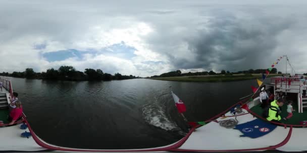 360vr Video Kinder haben Spaß auf einem Top Deck Boot Schiff ist Floating Odra River grüne Bäume und Rasen auf einer sowohl am Fluss Stadt in Oppeln — Stockvideo