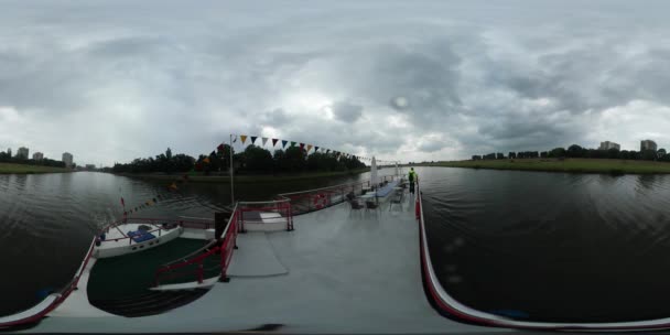 360Vr Video Pleasure Boat está flotando por el río lentamente el hombre en chaqueta verde está caminando en una cubierta superior que viaja por el río Odra en nubes gruesas de Opole — Vídeo de stock