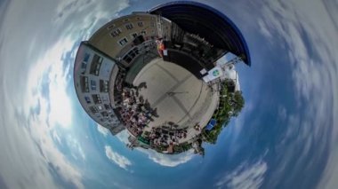 360vr Video insanlar konser şehir gün Opole Square sahne açık havada aileler Vintage bina Mağazalar ve restoranlar izliyor kutlama yazın güneşli