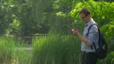 Green Park Forex Internet sohbet işadamı alışveriş sanal Tablet doğa taze yeşil ağaçlar güneşli yaz günü zaman harcıyor alır adam geliyor