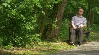 Adam Tıklanma sanal Tablet uzanarak tezgah sohbet Forex gayrimenkul satın alma Internet üzerinden alışveriş vakit yeşil ağaçlar güneşli ile Doğa Parkı