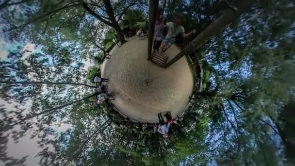 新鮮な緑の木々 の日当たりの良い夏の日をプレイしている 360 vr サンレミバスティオン ビデオお父さん子供遊び場市立日オポーレ子供公園子供の親シリンダーで実行されているを保持 — ストック動画