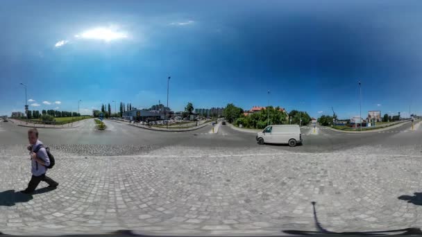 Mochileiro de vídeo 360Vr Caminhando na frente da câmera Os carros de trânsito da cidade são movidos por uma praça de estrada feita com pedras de pavimentação no dia ensolarado Clear Blue Sky Horizon — Vídeo de Stock