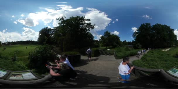 나무 울타리 부모와 아 이들이 맑은 날 푸른 나무를 통해 자연 동물 골목 공원 동물원 견학 오 폴 레 방문자에서 360vr 비디오 사람들이 보고 — 비디오