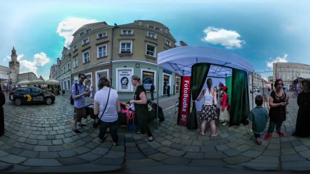 360vr Video máma táta dcera města den v Opole náměstí lidé výběr klobouky na veletrhu kiosky lidí šel dlažební kameny u Vintage budovy slunné — Stock video