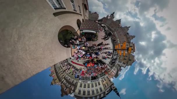 360Vr Video Concierto Día de la ciudad en Opole Square La gente viendo el rendimiento Las familias están caminando por adoquines cerca de edificios antiguos tienen un descanso soleado — Vídeo de stock