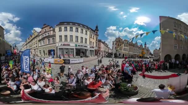 360Vr Video Oamenii de la Concert City Day Opole Square Familiile se uită la Târgul Vintage Building Magazine și Restaurante Sărbătoare în Vara Însorită — Videoclip de stoc