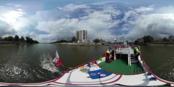 360vr Video muž na horní palubě výletní lodě plovoucí řeky Odry v Opole na rekreační plavidla pod mostem — Stock video