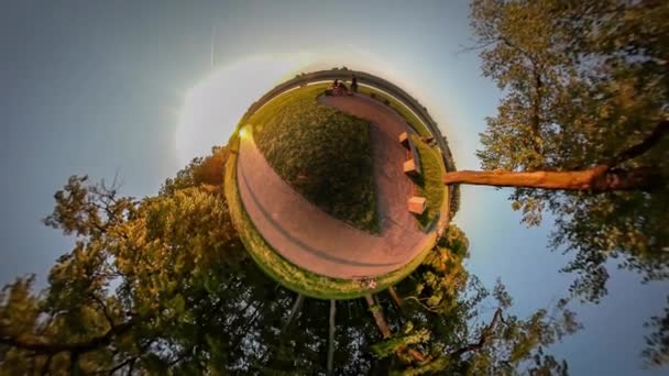 360vr Video kerékpárosok Roller korcsolyázók Park kirándulás Opole Városliget sportolók ember kutya Park közelében folyó pad mentén egy közúti naplemente kék ég fák — Stock videók