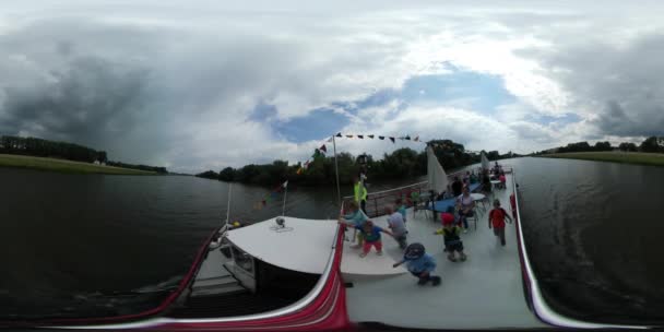 360vr Video Kinder auf dem Oberdeck des Ausflugsschiffes schwimmt an der Oder grüne Bäume und Gras auf beiden Seiten des Flusses Stadt Tag in Opole — Stockvideo