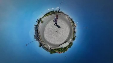 360vr Video yol şehir trafik güneş parlar otomobil tahrik tarafından bir yol kare yapılan ile kaldırım taşları Sunny gün ağaçlar binalarda tarafından yürüyüş bir ufukta bir adamdır