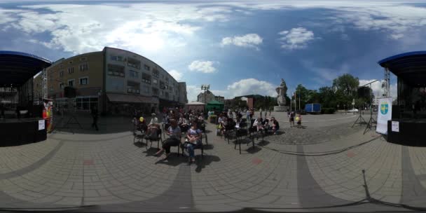 360 Vr Video People on Square City Day Opole Platform Stage Buildings Paving Stones People are Waiting for the Concert Have a Rest Sunny Day Blue Sky — стоковое видео