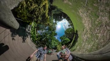 360vr Video insanlar gezi Botanik Bahçesi Opole Park doğa hayvan baba bir çocuk anne çocuk bir arada tutan bakarak gözlem güverte üzerinde duran