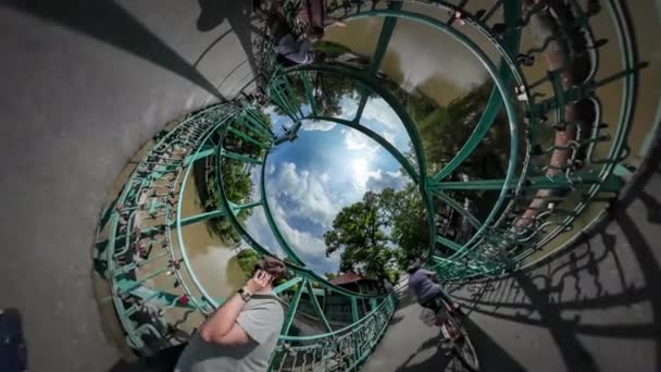 360Vr Vídeo Pequeño Planeta Día de la Ciudad del Puente en Opole Familias Papá y su hijo están de pie en el puente en el parque Los peatones en los árboles verdes del día soleado — Vídeos de Stock