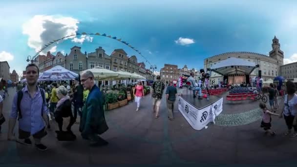 360vr Video familj tar Video stadens dag i Opole folk på mässan på torget familjer har roliga promenader med barnen av bana plattor Vintage byggnader soliga — Stockvideo