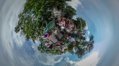 Bridge şehir gün Opole tarafından yürüyüş 360vr Video kalabalık ailelerin çocukları aracılığıyla nehir yürüme Green Park ağaçlar mavi gökyüzü yaz aylarında biraz dinlen güneşli bir gün