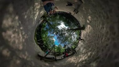 Bahçesi şehir gün Opole Park çocuk video çocuklar ebeveynler Sandy yere tarafından çalışan oynayan 360vr güneşli yaz taze yeşil ağaçlar parkta iyi eğlenceler