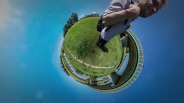 360vr Video adam vardır eğlenceli gösterir tarafından yeşil çim Köprüsü nehir Reed su turist tarafından aracılığıyla doğa güneşli yaz öğle vaktinde yürüyüş onun pazı mavi gökyüzü