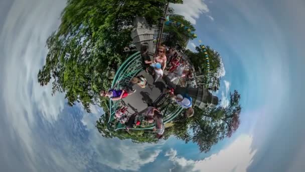 360vr Video dav pěší most města Opole den rodin děti jdou přes řeku je nutný odpočinek v Green parku stromy modré obloze letní slunečný den — Stock video
