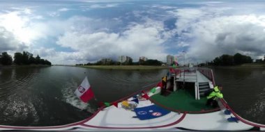 360vr Video gemi yüzer Oder Nehri yeşil ağaçlar ve nehir manzaralı şehrin her iki tarafındaki çim olduğunu