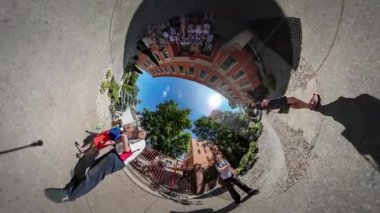 Son eğitim 360vr Video kutlama gün Opole mutlu çocuk ve güneşli yaz gün okul giriş mavi yakın öğretmen gökyüzü bahçesinde yeşil ağaçlar