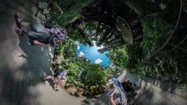 360vr gezi gözlem ayakta Opole parka, Video insanlar baba küçük kızı doğa hayvan veliler Çocuklara birlikte seyir tutan güverte.