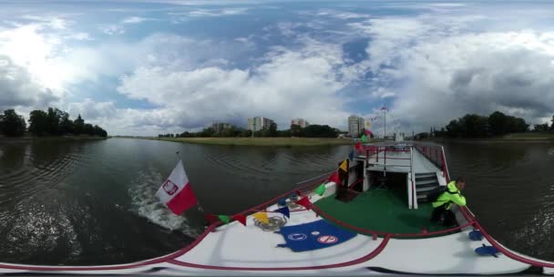 360Vr Video Ship está flotando junto a los árboles verdes del río Odra y la hierba a ambos lados del río Vistas de la ciudad — Vídeo de stock