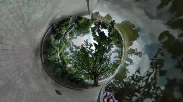 360vr Video Man en kind door kabbelend Water lopen door de rand op de borstwering door Water in Park Alley gemaakt met bestrating tegels familie tijd samen in de zomer 360vr Video — Stockvideo