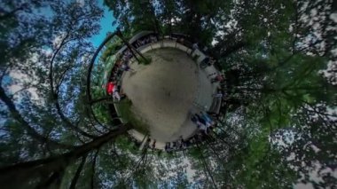 360vr Video çocuklar oyun alanında Park çocuk vardır oynamaya çalışan tırmanış yukarı merdiven yeşil ağaçlar güneşli Park Opole ebeveynler için salıncaklar gezi