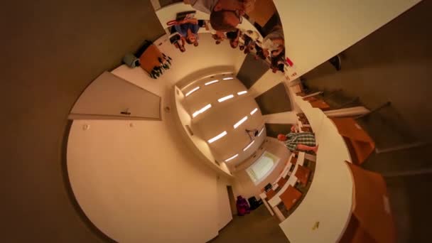 360Vr Audiencia en Vídeo Escuchando la Conferencia Biblioteca Opole Jóvenes Hombres y Mujeres Estudiantes sentados en los escritorios Hombre sonriente Profesor está hablando dando una charla — Vídeos de Stock