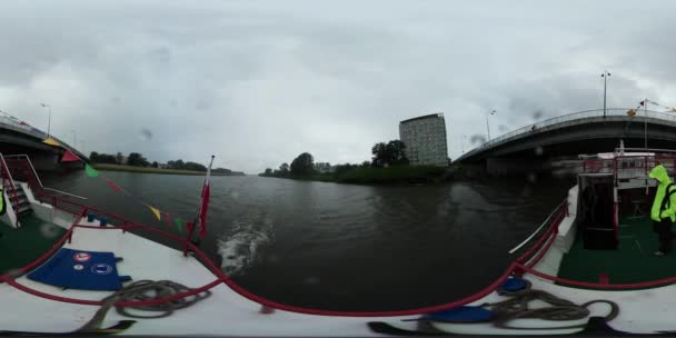360 vr σκάφος αναψυχής βίντεο είναι επιπλέουν κάτω από γέφυρα άνθρωπος σε κίτρινο σακάκι είναι το περπάτημα στα μια κορυφή κατάστρωμα ταξιδεύουν από ποταμού Odra σε πυκνά σύννεφα Opole — Αρχείο Βίντεο