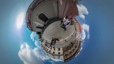360vr Video erkek ve kadın girin bina kare Opole Vintage binalar kaldırım taşları Vintage bina kutlama tarafından yürüyüş yaz güneşli gün mavi gökyüzü