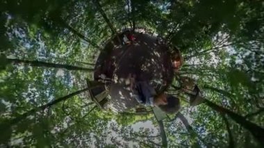 360vr Video yürüyüş Bahçesi alarak Video kamera tarafından oyun alanında Park çocuk vardır oynarken sallanan yeşil ağaçlar bir sopa çocuklar ebeveynler üzerinde bir adamdır