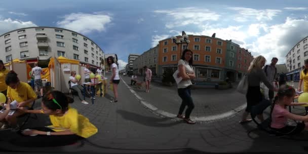 360vr відео людей на людей ярмарок місто день Ополе жовтий кіосках міста святкування тротуарної камені будівель, міський пейзаж відпочивають в сонячний день Blue Sky — стокове відео