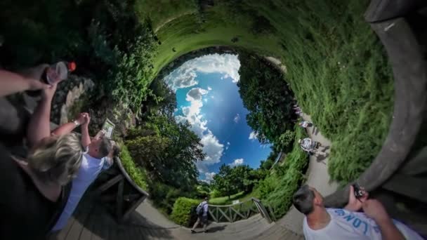 360vr Video folk på utflykt botaniska trädgård Opole Park står på Observation däck titta runt barn och föräldrar tillbringar tid i djurparken gröna träd — Stockvideo