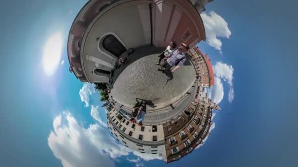 Homem e mulher de vídeo 360Vr entram no prédio andando por edifícios vintage de Opole quadrados pavimentação pedras celebração do edifício vintage verão dia ensolarado céu azul — Vídeo de Stock